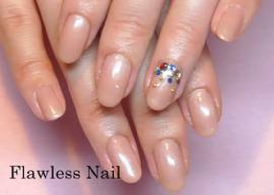 パールベージュ カラフルビジュー 5665 Flawless Nail フローレスネイル 東京都 恵比寿 のネイル デザインカタログ ビューティーパーク