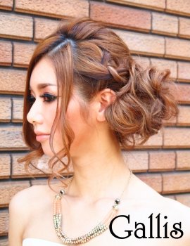 【Gallis】ルーズ編み込みやわらかシニヨンサイドアップ|Hair Make Salon Gallis