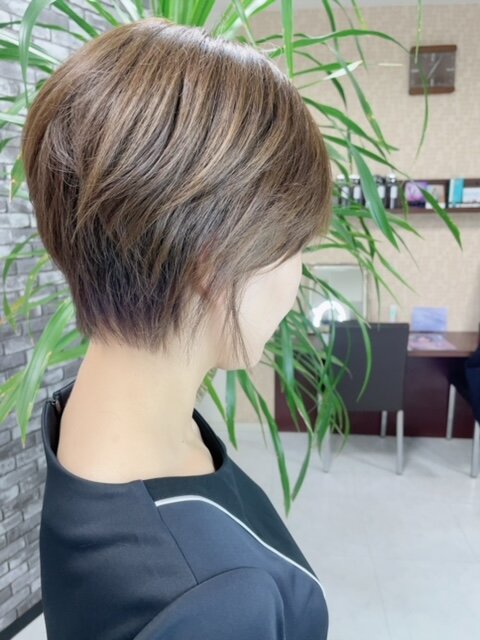 シンプルながら目を引く、この秋イチ押し大人ショートボブ|Hair Make TOP SHAPE