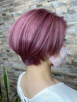 ボルドーワインレッドケアブリーチハイトーンカラーミニボブ|Hair Make TOP SHAPE