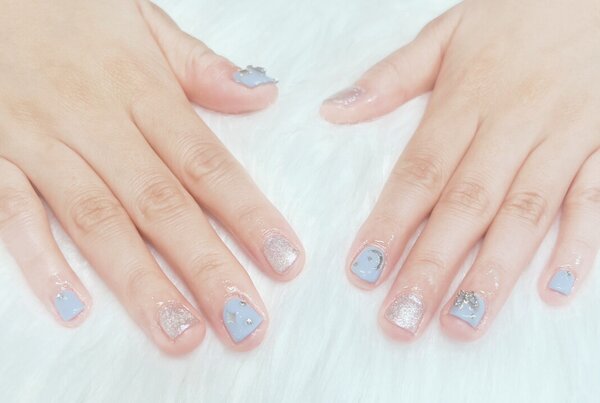 ハンド・ライトコース (60分間 アート、ストーン、シールつけ放題)|Nail Salon Linda