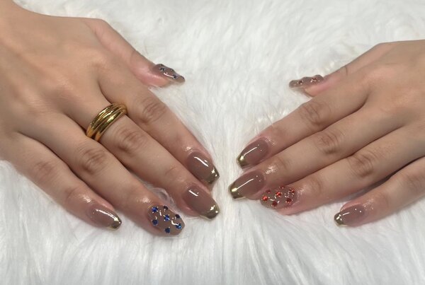 ハンド ミドルコース (90分 アート、ストーン、シールつけ放題) 左右デザイン変えて|Nail Salon Linda