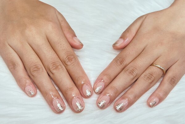 ハンド ライトコース (60分 アート、ストーン、シールつけ放題) 爪先をゴールドラメで！|Nail Salon Linda