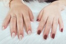 ハンド ワンカラー 「右手はラメ、左はダークレッド」|Nail Salon Linda