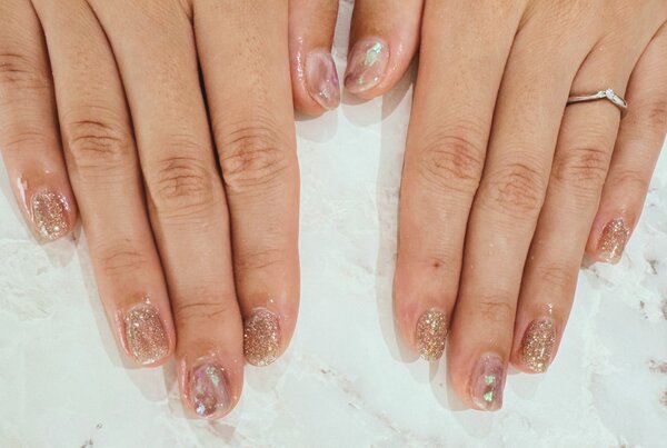 ハンド 定額デザイン カラー変更 「ニュアンスとラメ」|Nail Salon Linda