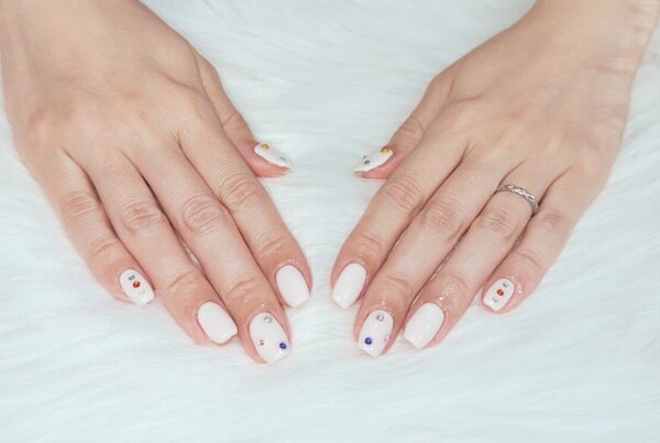 ハンド 定額デザイン「ピンクベースにカラフルパーツ」|Nail Salon Linda