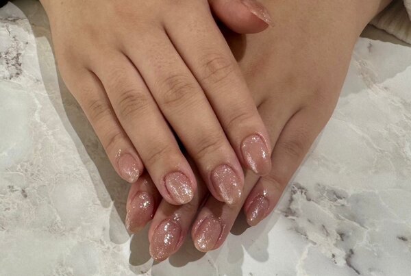 ハンド ワンカラー 「ナチュラルカラーにきらきらラメ」|Nail Salon Linda