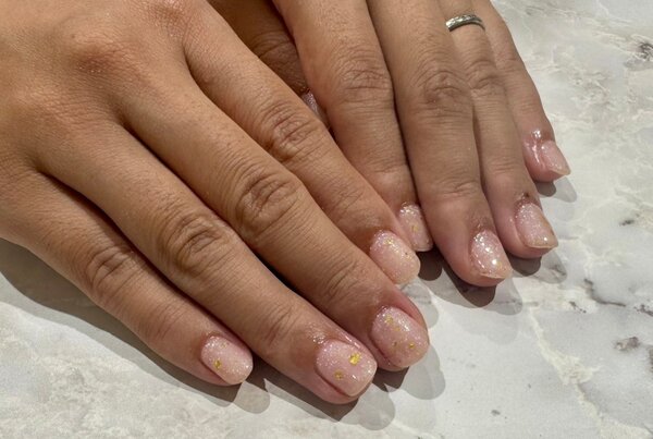 ハンド ワンカラー「スキンカラーにゴールド金箔」|Nail Salon Linda