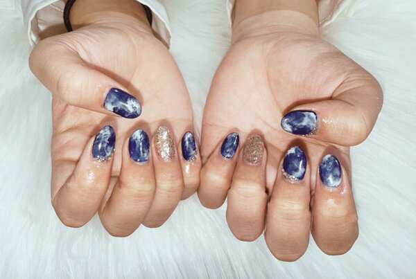 ハンド ミドルコース (90分 アート、ストーン、シールつけ放題)「ブルーとホワイトデザイン」|Nail Salon Linda