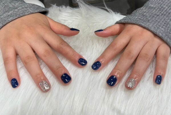 ハンド ライトコース (60分 アート、ストーン、シールつけ放題) 「ネイビーカラーにシルバー」|Nail Salon Linda