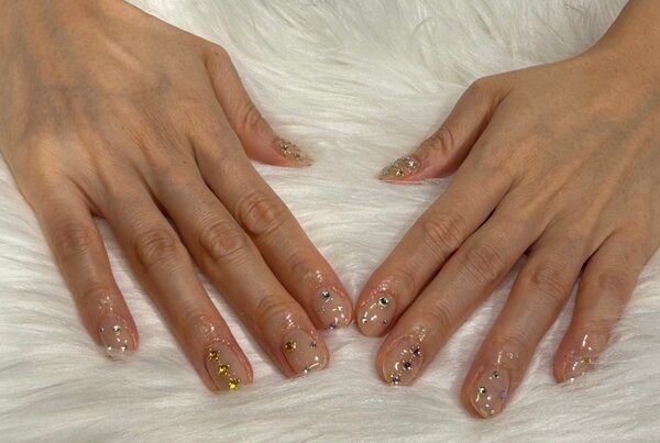 ハンド ライトコース (60分 アート、ストーン、シールつけ放題)「ベージュカラーにカラフルパーツ」|Nail Salon Linda