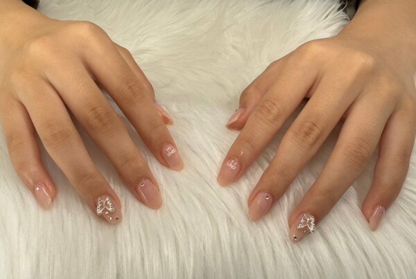 ハンド ライトコース (60分 アート、ストーン、シールつけ放題)「ちゅるんピンクにパーツ」|Nail Salon Linda