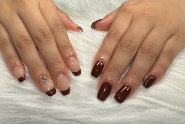 ハンド ライトコース (60分 アート、ストーン、シールつけ放題)「赤フレンチとワンカラー」|Nail Salon Linda