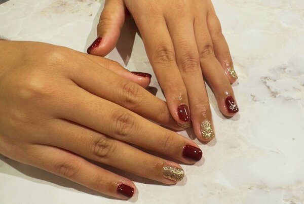 ハンド 定額デザイン「赤とゴールドでクリスマスネイルにも」|Nail Salon Linda