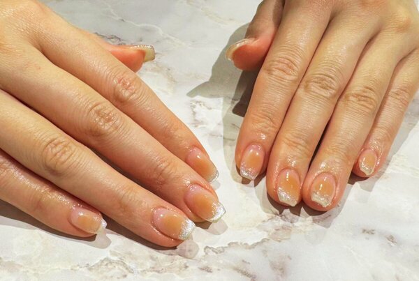 ハンド ライトコース (60分 アート、ストーン、シールつけ放題) 「チークネイルにさりげなく爪先キラキラ」|Nail Salon Linda