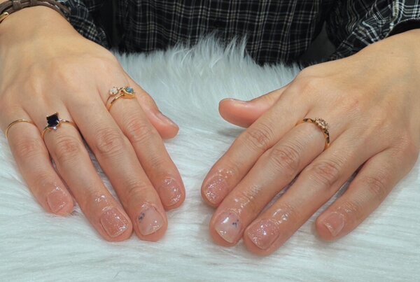 ハンド 定額デザイン「オフィス系のネイルに繊細なラメ」|Nail Salon Linda