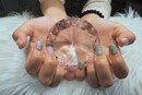 ハンド ミドルコース (90分 アート、ストーン、シールつけ放題)「推しのイニシャルとカラーで」|Nail Salon Linda