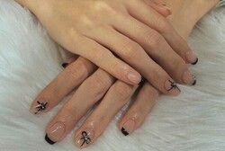 ハンド ミドルコース (90分 アート、ストーン、シールつけ放題)「黒フレンチにリボン」|Nail Salon Linda