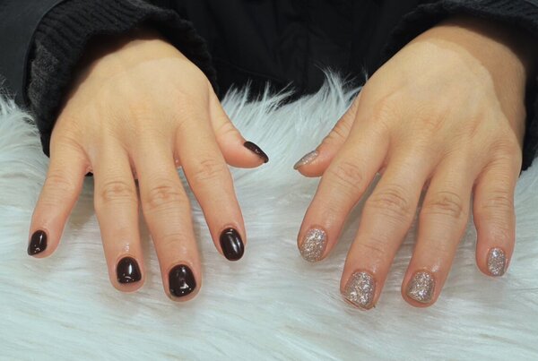 ハンド ワンカラー「ブラウンレッドとシルバーのラメ」|Nail Salon Linda