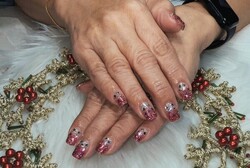 ハンド ミドルコース (90分 アート、ストーン、シールつけ放題)「シルバーとワインレッドでラメグラ」|Nail Salon Linda