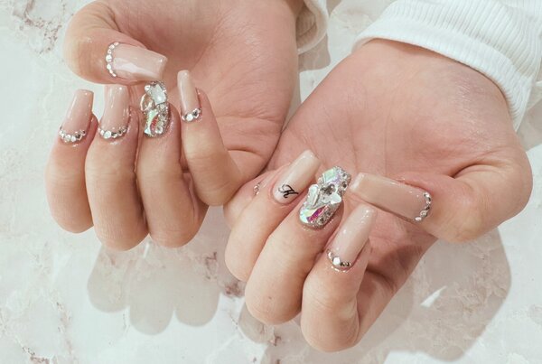 ハンド ミドルコース (90分 アート、ストーン、シールつけ放題)「ストーンでキラキラ」|Nail Salon Linda