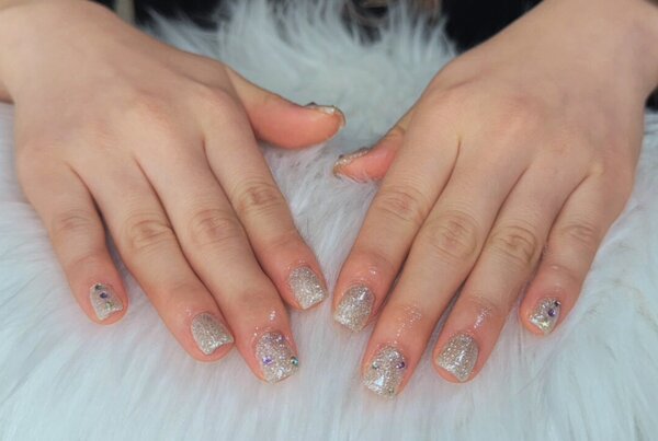 ハンド 定額デザイン「ホワイトシルバーのラメにカラフルなストーンがかわいい！」|Nail Salon Linda