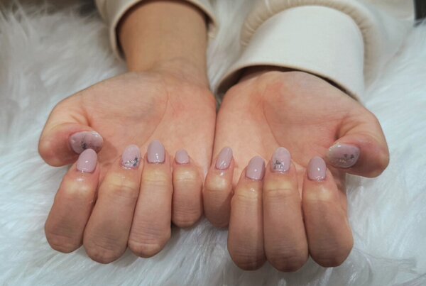 ハンド 定額デザイン「上品なピンクにホロがキラキラ」|Nail Salon Linda