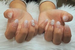 ハンド 定額デザイン 「The冬ネイル！今年の冬は白グラできまり！」|Nail Salon Linda