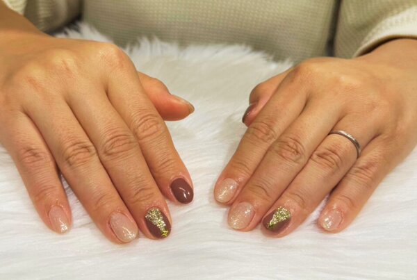 ハンド 定額デザイン 「落ち着いたピンクにポイントでツリーを！」|Nail Salon Linda