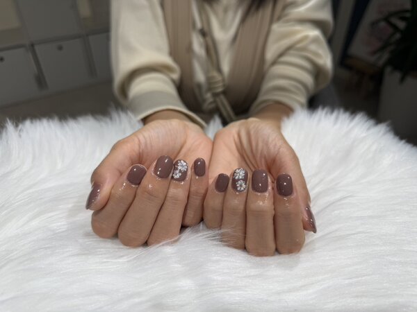 ハンド 定額デザイン 「落ち着いたピンクに花が映えるデザインになってます！」|Nail Salon Linda