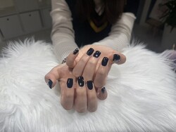 ハンド 定額デザイン「 ネイビーにカラフルなストーンが沢山！！」|Nail Salon Linda